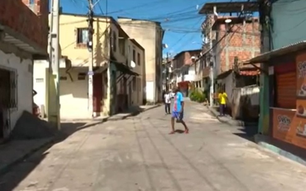 Homens ficam feridos após ataque a tiros em Salvador; testemunhas dizem que confusão ocorreu por causa de som alto — Foto: Reprodução/TV Bahia