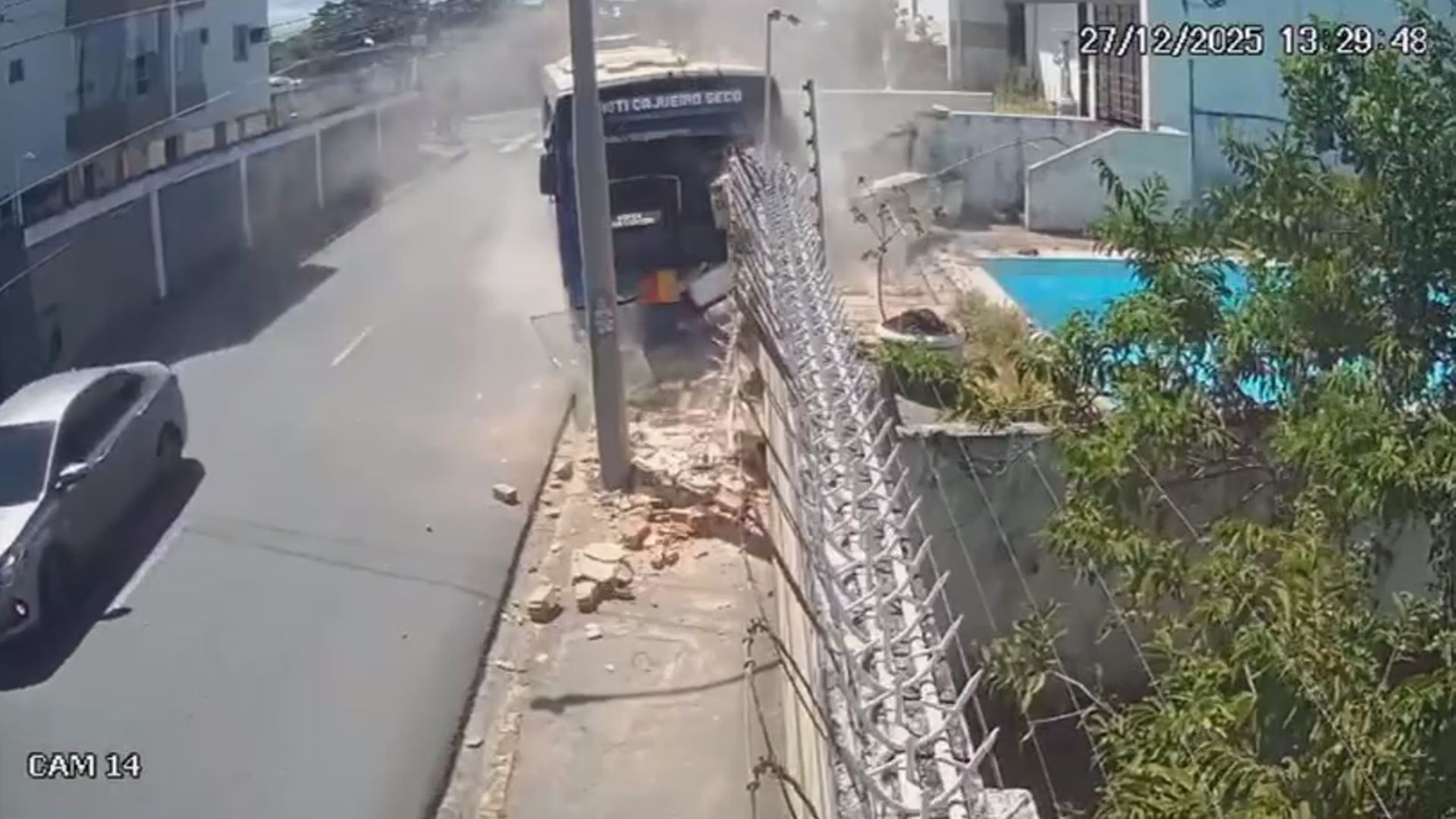 Motorista de ônibus é esfaqueado em tentativa de assalto, perde controle do veículo e derruba muro de casa; vídeo mostra acidente