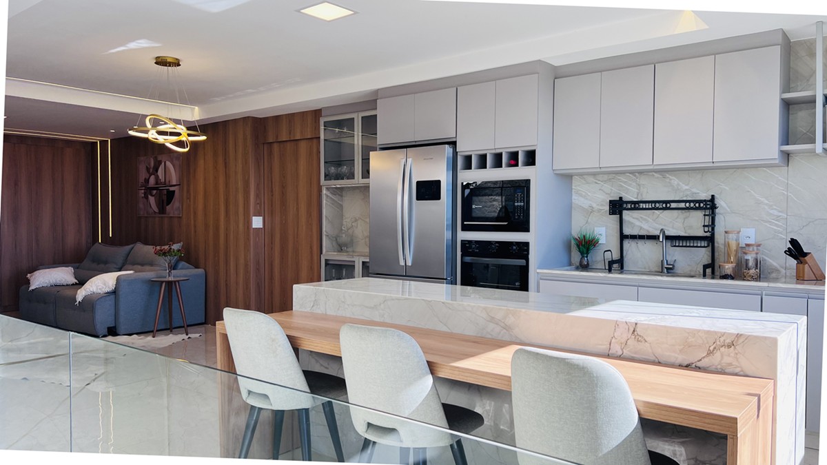 Piso contínuo e pedra protagonista: mais integração e conforto