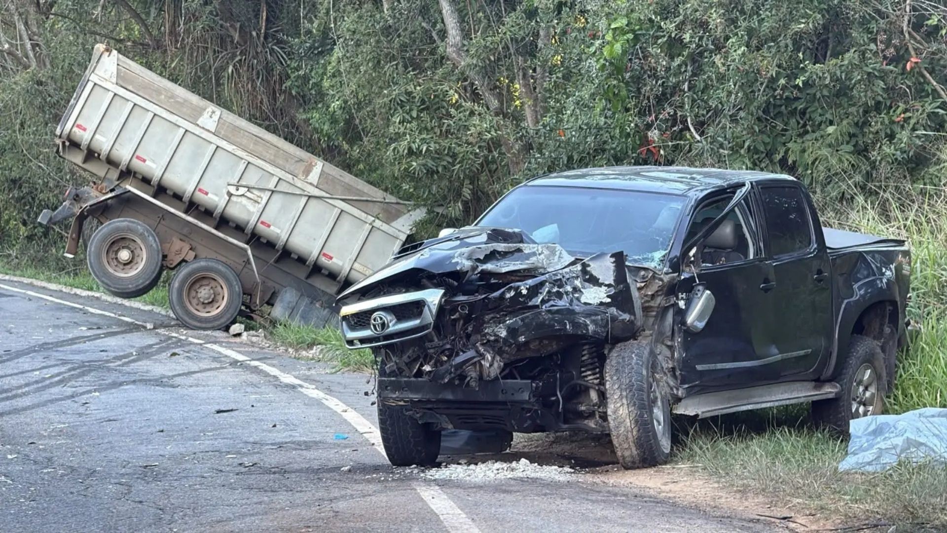 Motorista morre e passageira fica ferida em acidente entre caminhonete e caminhão em Itapemirim