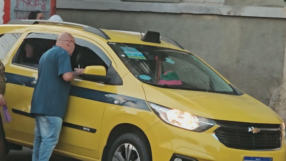 Taxistas são flagrados cobrando até R$ 300 por corrida de R$ 50 na saída da Sapucaí no carnaval — Foto: Reprodução TV Globo