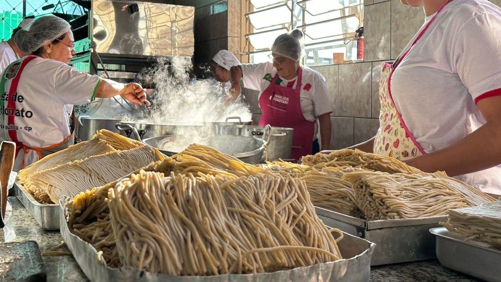Festa da Macarronada celebra padroeiro de Pedrinhas Paulista com uma tonelada de frango assado e 300kg de polenta — Foto: Emerson Sanchez/TV TEM