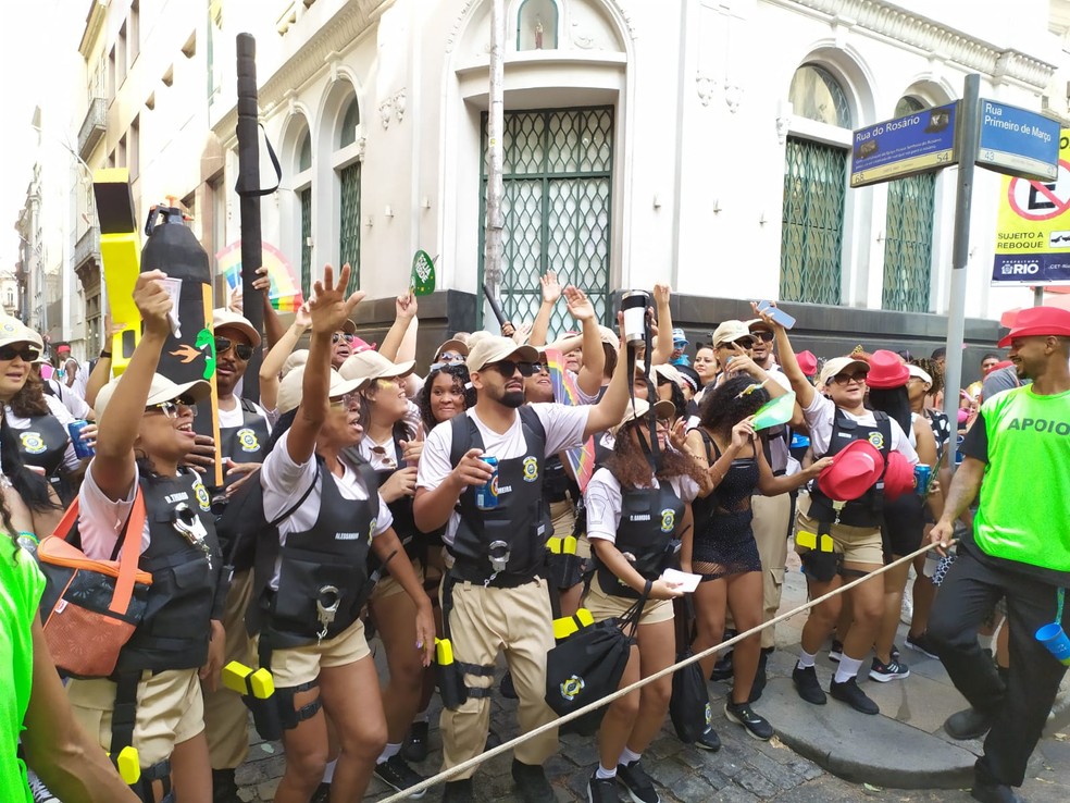 Grupo com fantasia de agentes de segurança no Cordão da Bola Preta — Foto: Patrícia Teixeira / g1