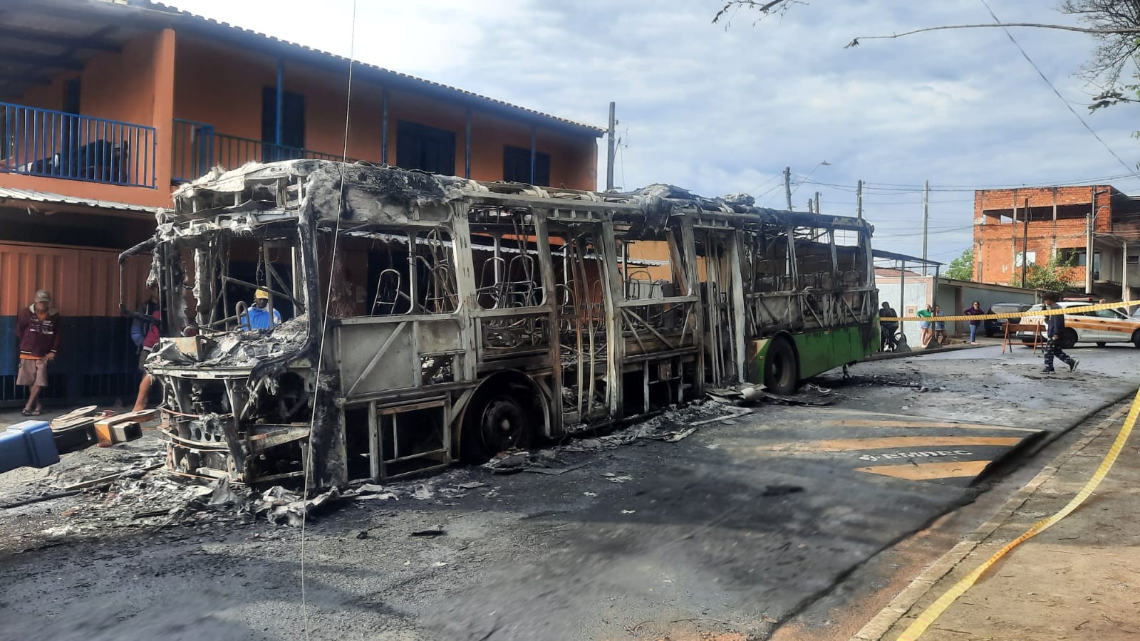 Ônibus pega fogo em Campinas e motorista é levado a hospital após inalar fumaça