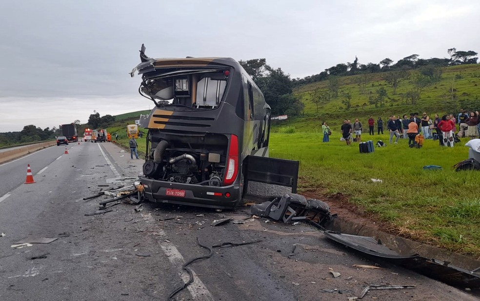 Batida entre dois ônibus deixa 3 mortos e mais de 30 pessoas feridas na Fernão Dias — Foto: Corpo de Bombeiros