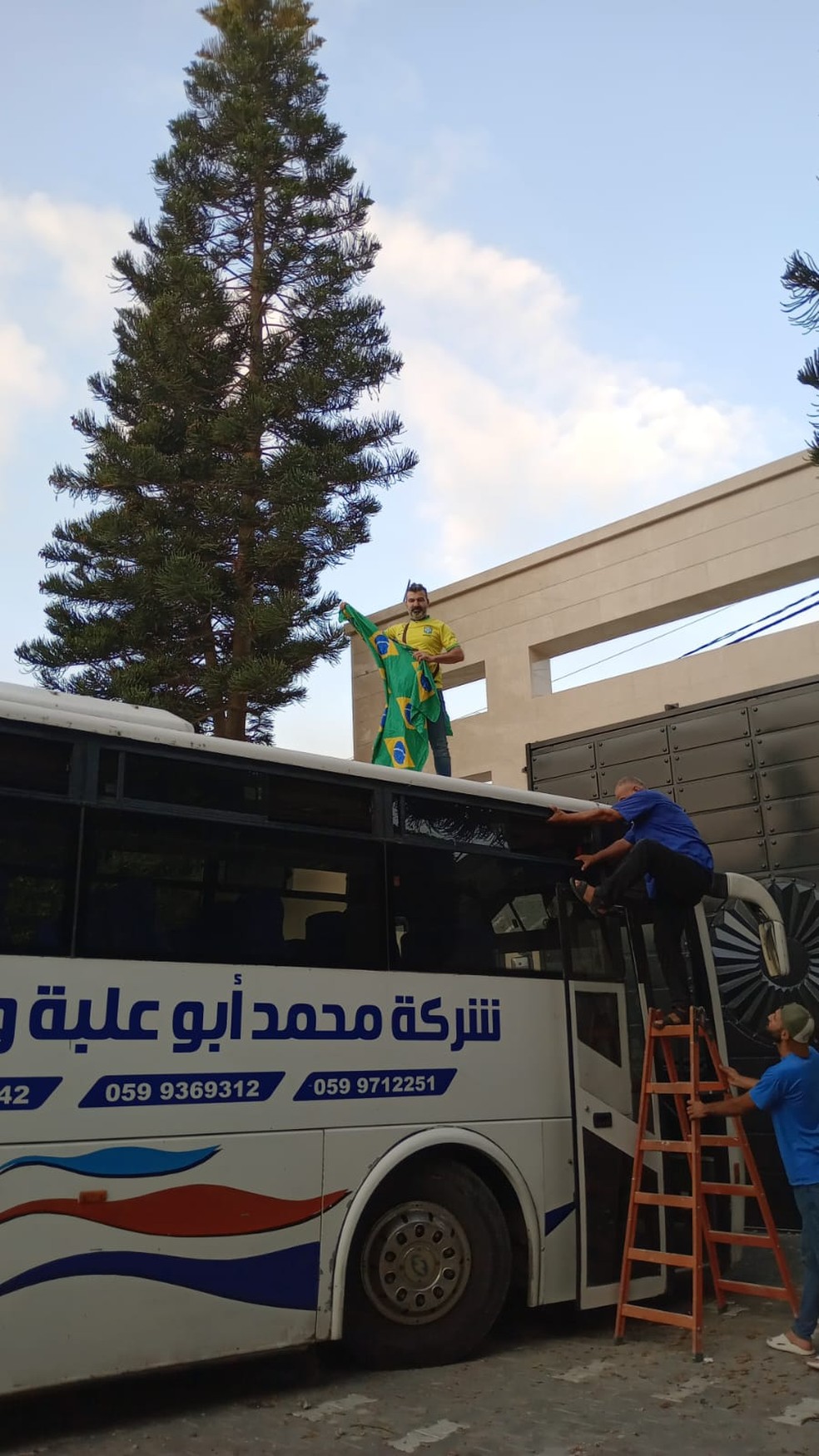 Brasileiros começam a embarcar em ônibus para deixar norte de Gaza — Foto: Arquivo pessoal