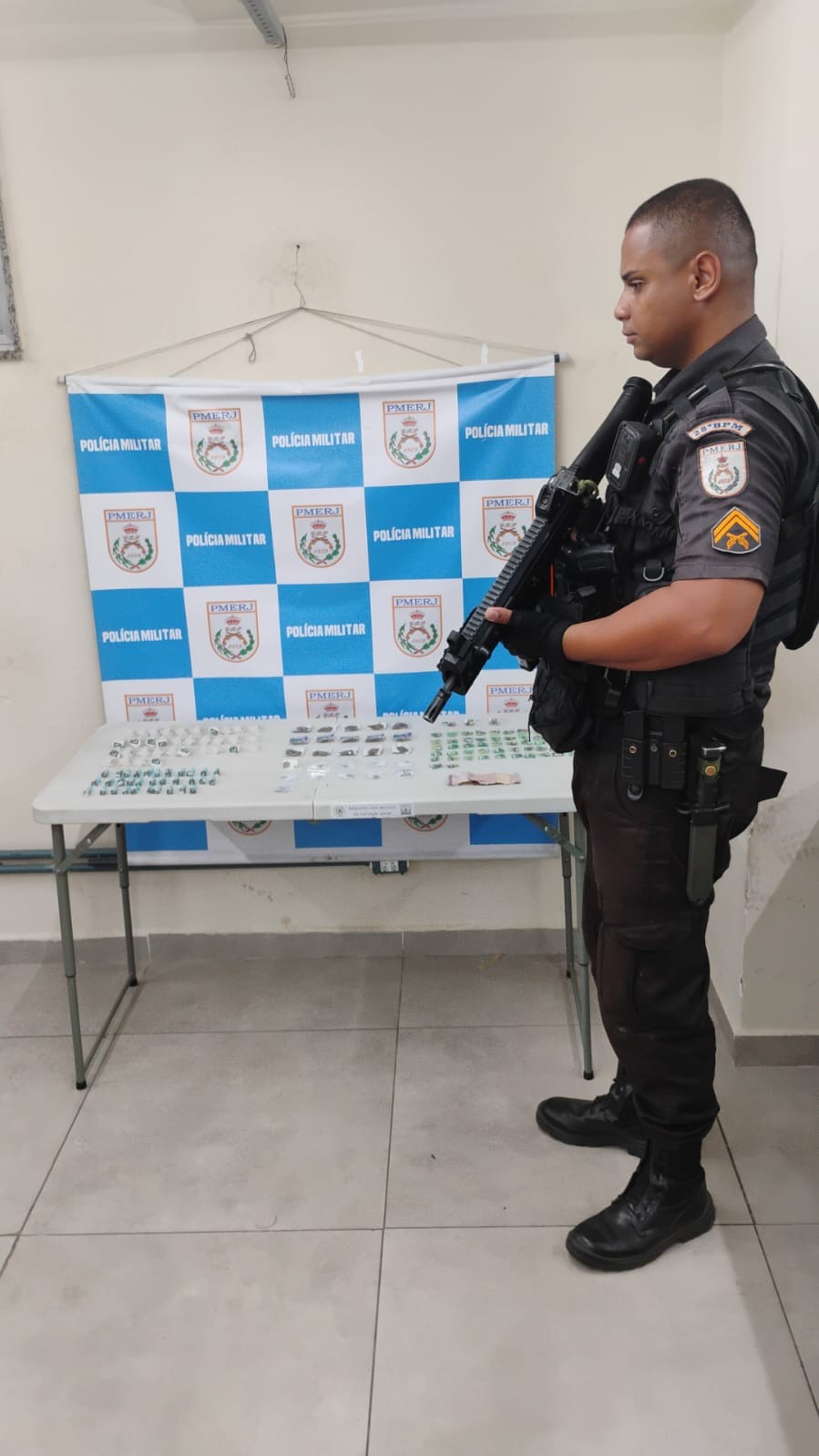 Homem é preso por envolvimento com o tráfico de drogas em Volta Redonda