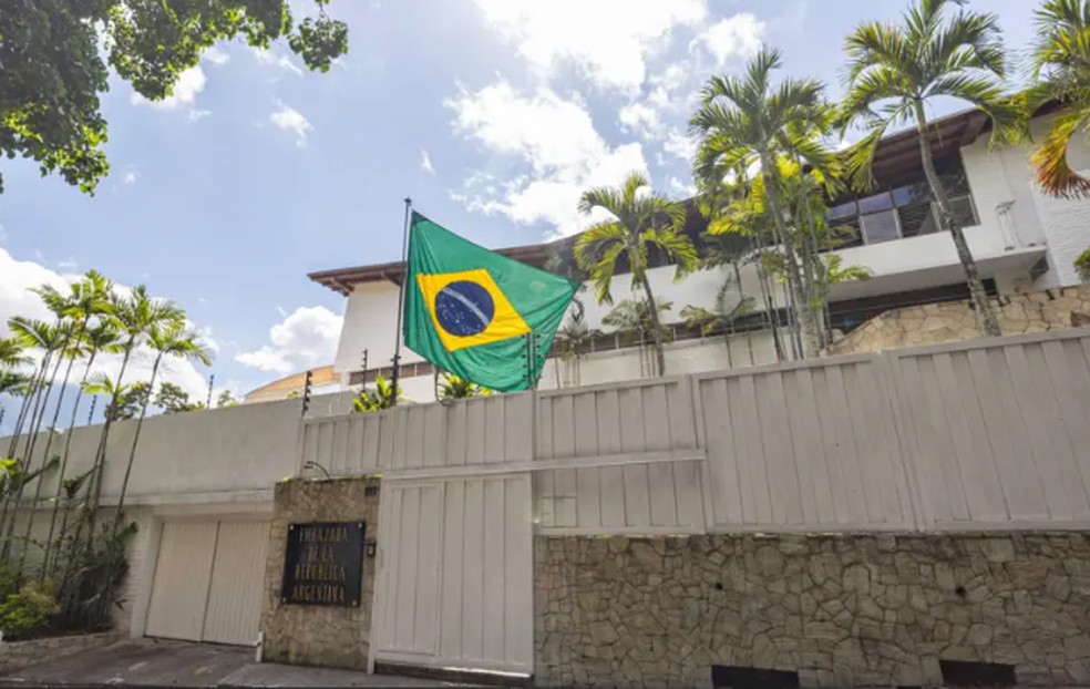 Bandeira do Brasil foi hasteada na Embaixada da Argentina na Venezuela — Foto: HENRY CHIRINOS/EPA-EFE/REX/Shutterstock