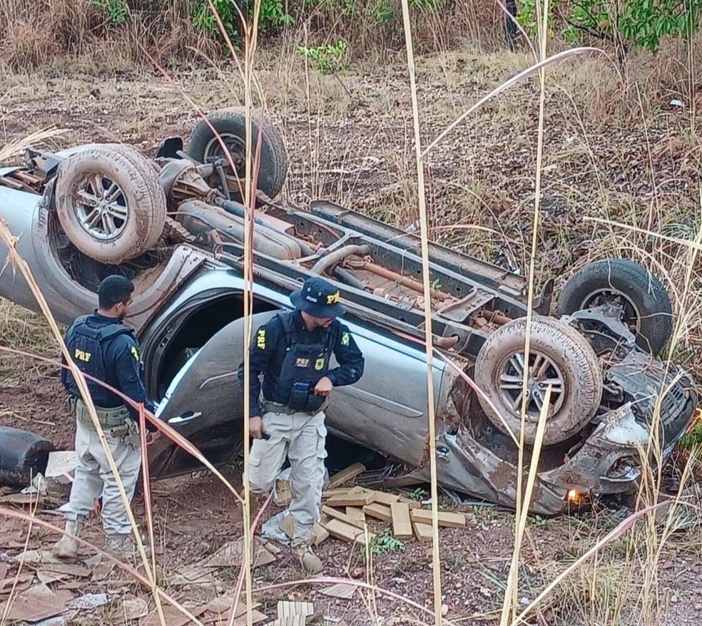 Motorista fugiu da PRF em alta velocidade, saiu da pista e capotou com quase meia tonelada de maconha na TO-374 — Foto: Divulgação/PRF