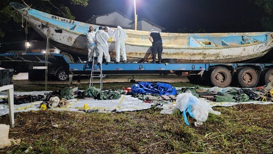 Capas de chuva indicam que havia mais gente em barco com 9 corpos - Foto: (PF/Divulgação)