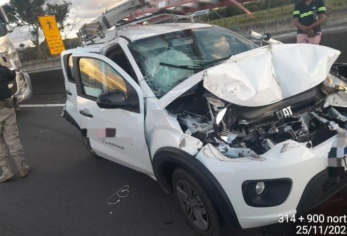 Acidente entre carro e duas carretas deixa pessoa ferida na Via Dutra, em Resende