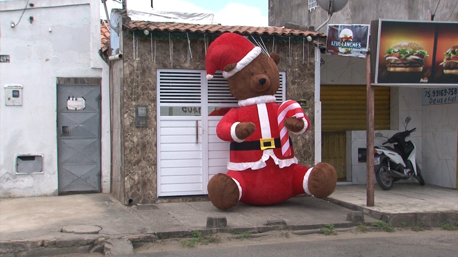 Mulher transforma casa em ponto turístico na BA com decoração natalina que reúne 55 mil luzes, 250 bonecos de Papai Noel e neve artificial 