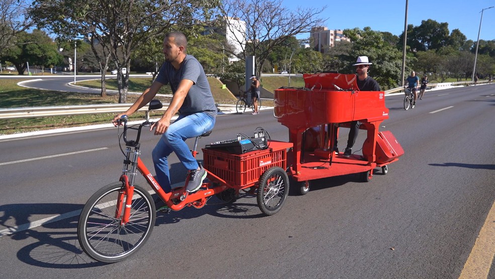 VÍDEO: Um piano de 400 kg, puxado por uma bicicleta, leva música