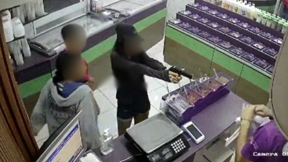 Garota usou uma arma de fogo falsa para render o funcionário durante roubo a loja de açaí em Fortaleza. — Foto: Reprodução
