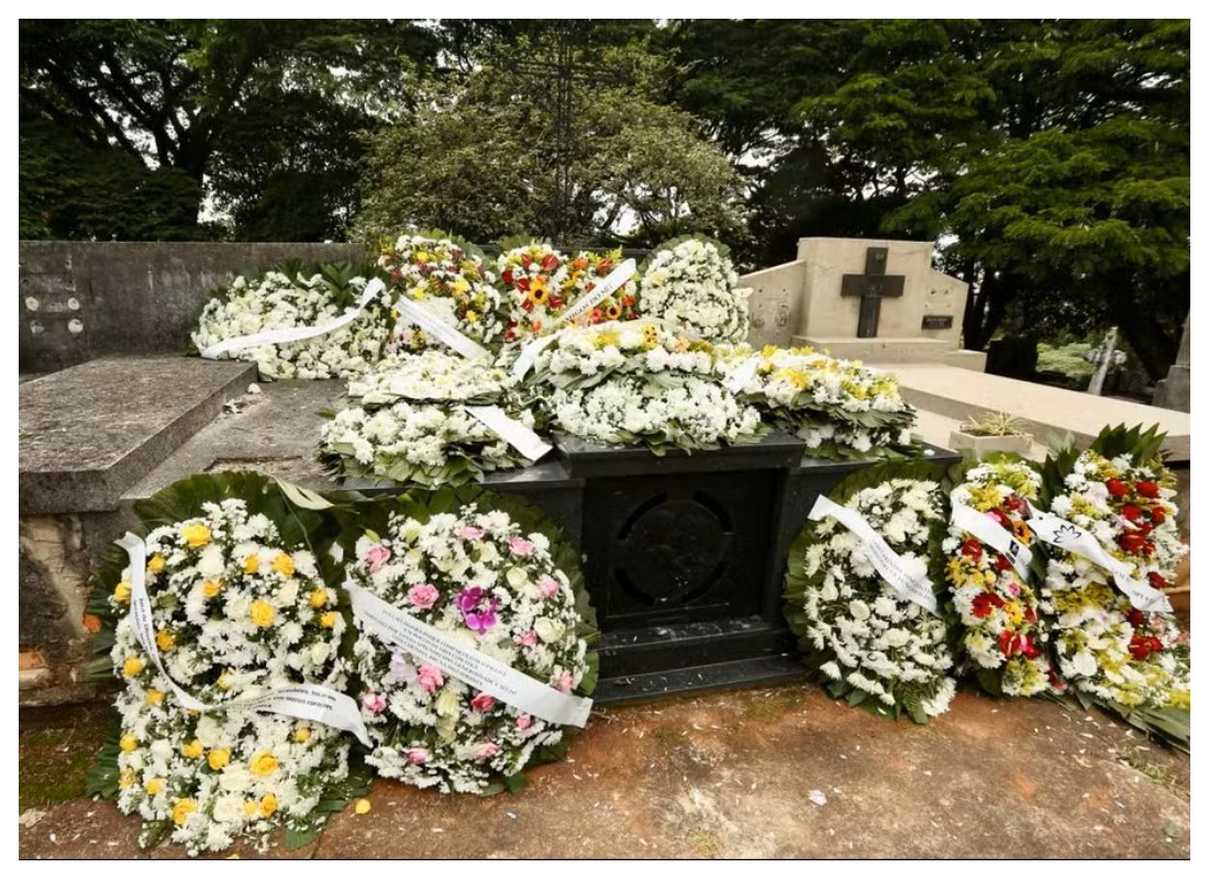 Ator Juca de Oliveira é sepultado no Cemitério do Araçá, no Centro de SP