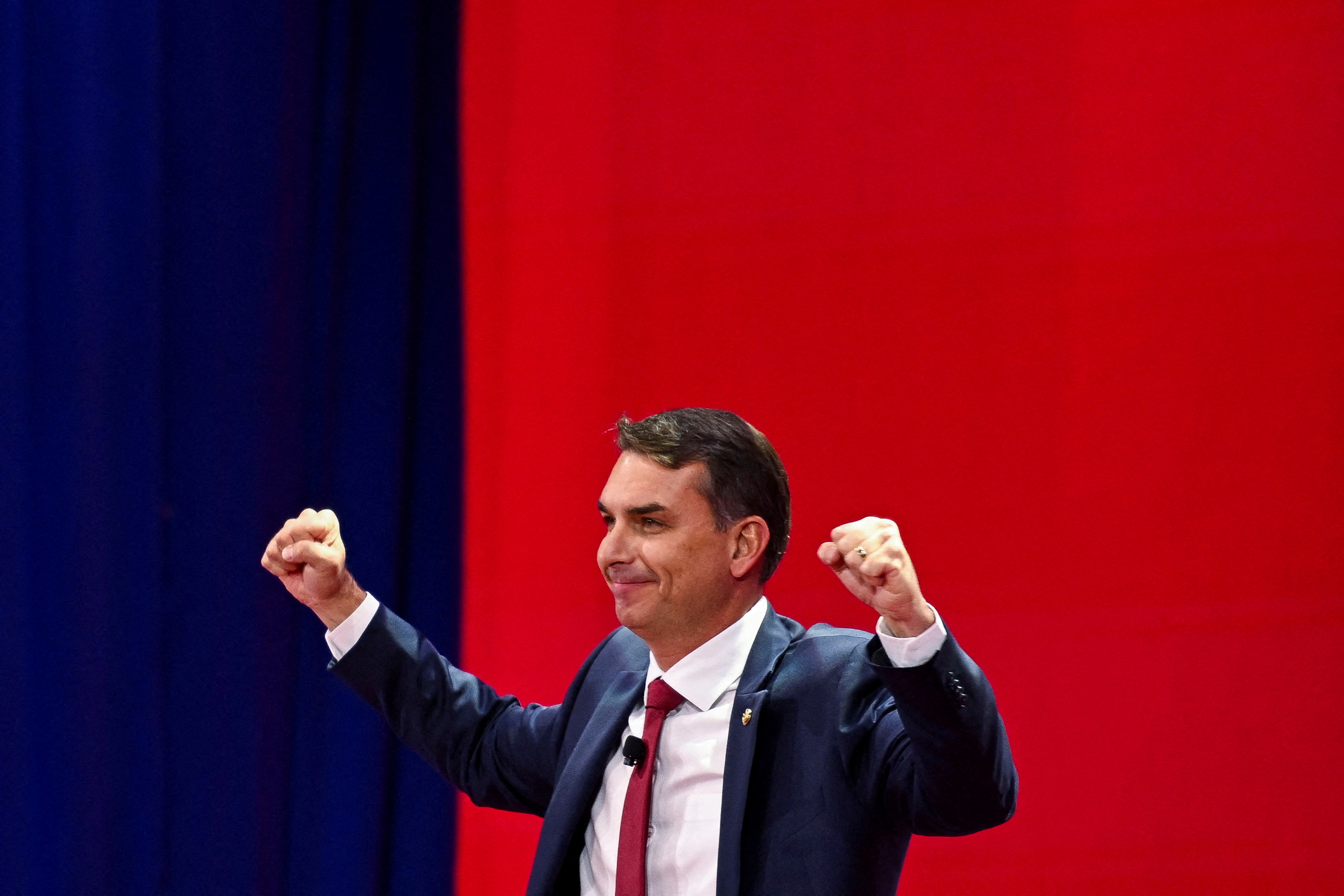 É #FAKE que Flávio Bolsonaro defendeu fim do Pix em evento nos Estados Unidos