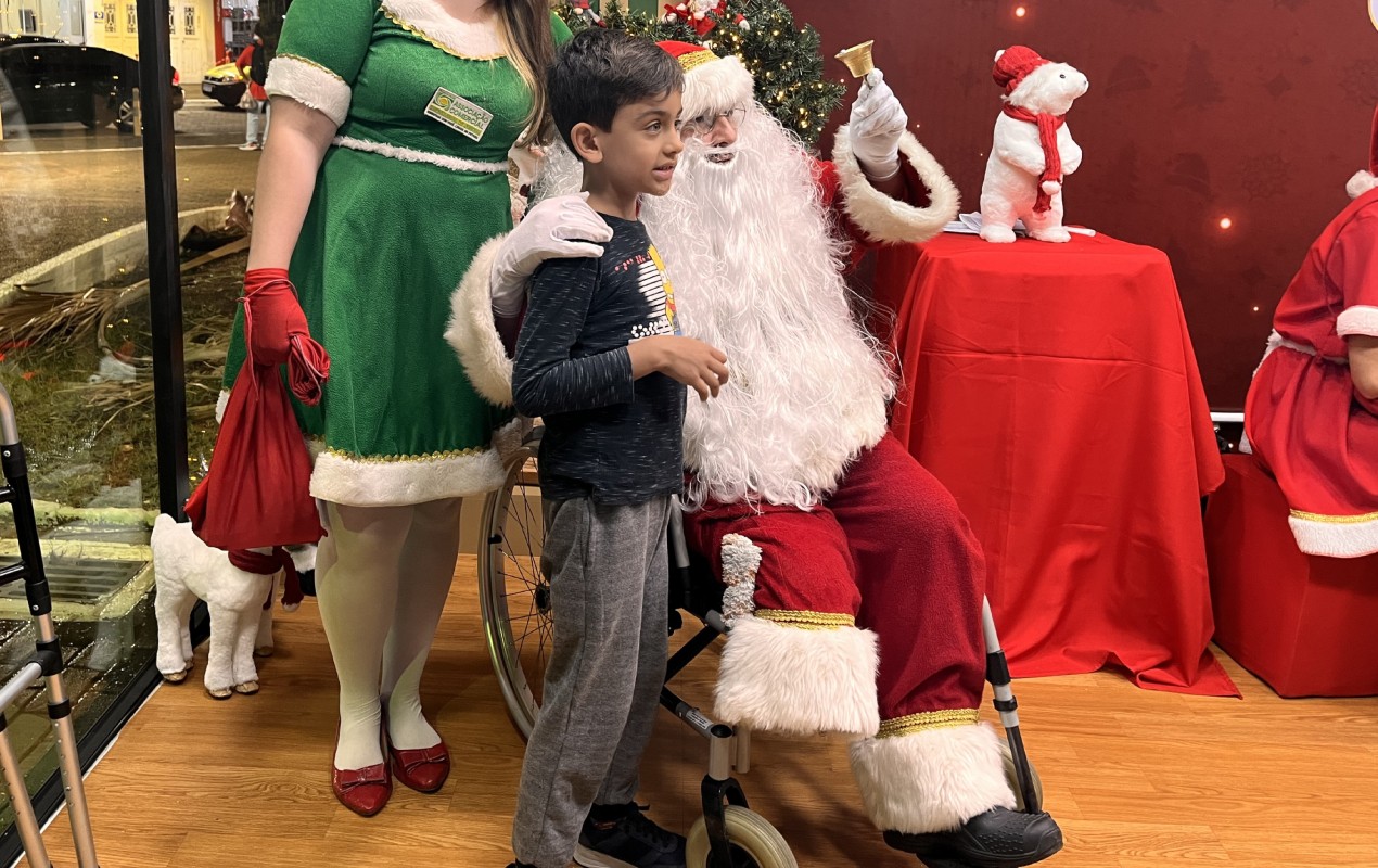 Após perder perna para diabetes, ator decide continuar tradição de família e vira Papai Noel com cadeira de rodas: 'Gratidão por estar vivo'