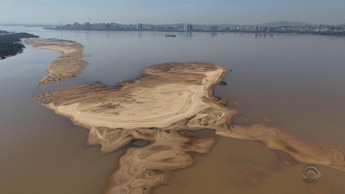 'Ilhas se formam, ilhas são destruídas', diz pesquisador sobre banco de areia formado no Guaíba após enchente no RS; veja imagens