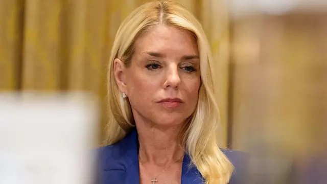 Trump pede ao Departamento de Justiça 'urgência' em processos contra adversários políticos