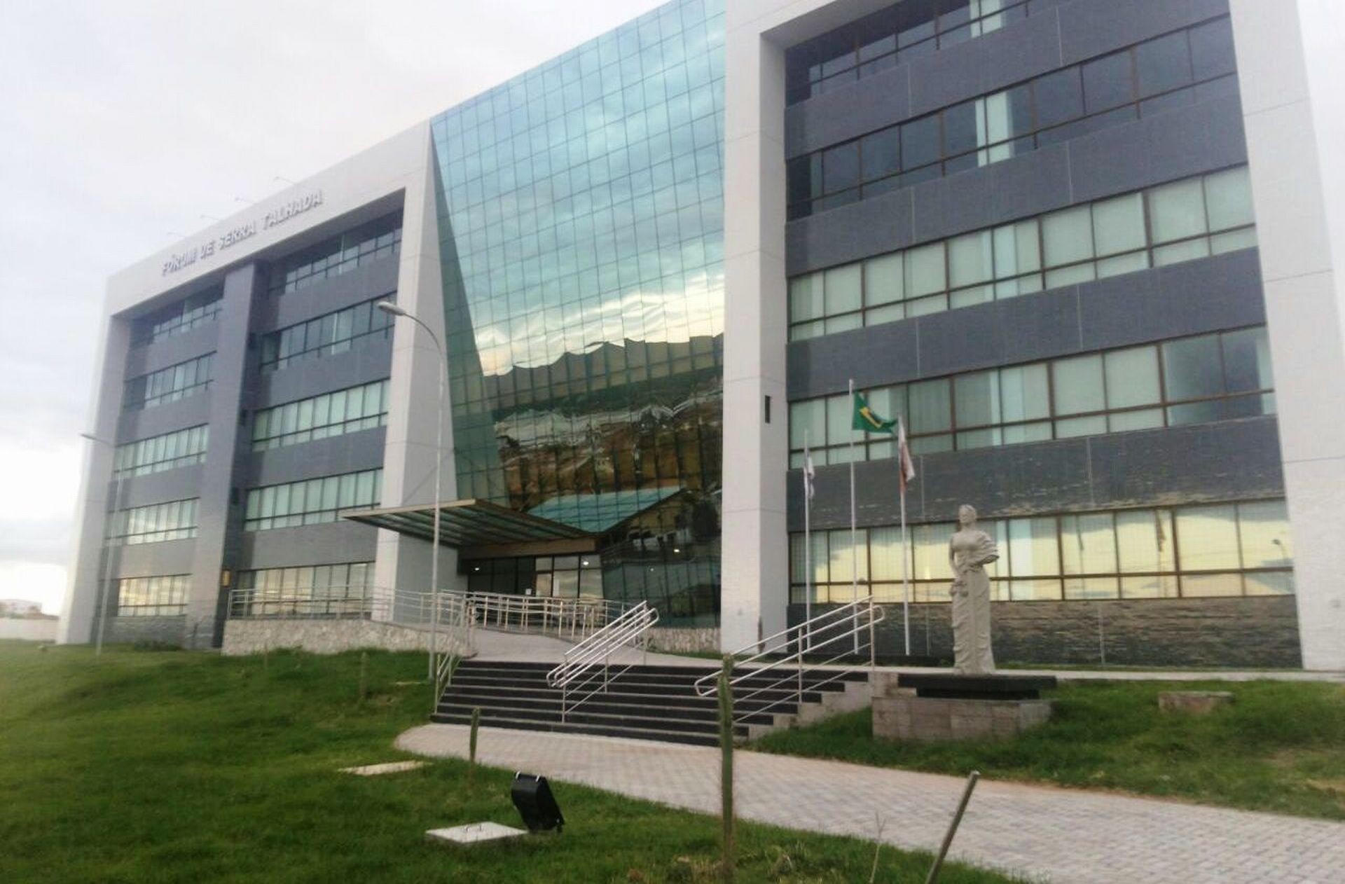 Justiça condena Estado de PE a pagar R$ 300 mil a filhos de vítima de feminicídio após fuga de preso