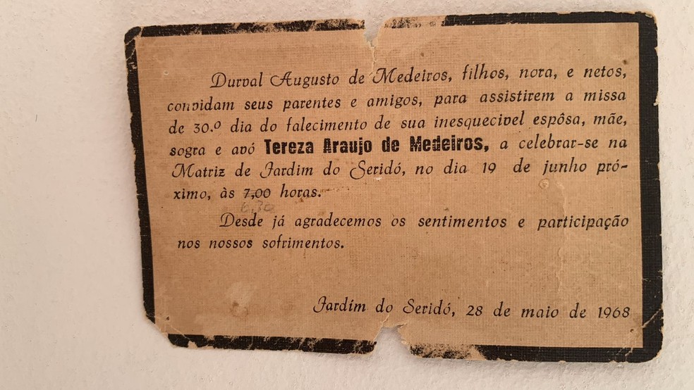 Primeiro santinho que Carminha guardou, em 1968. — Foto: Cedida