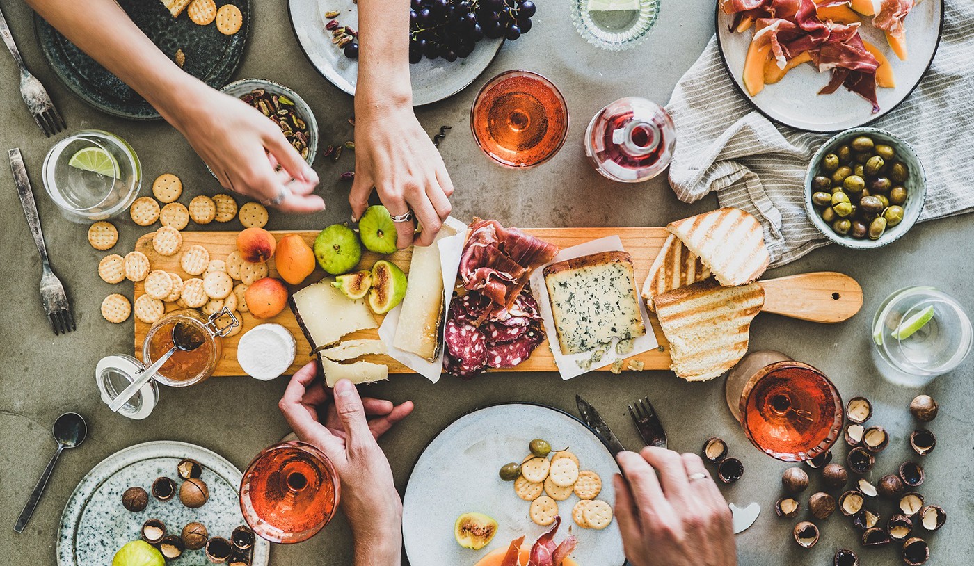 Como montar uma tábua de queijos para uma noite com vinhos