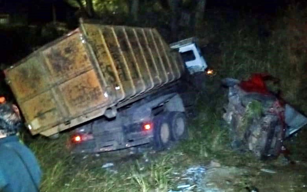 Mulher morre e quatro pessoas ficam feridas em acidente entre caminhão e carro na Avenida Celina Ottoni, em Varginh, MG — Foto: Corpo de Bombeiros