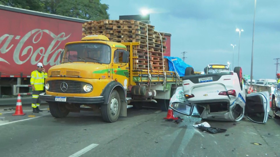 Carro capotou em acidente na Linha Amarela no fim da madrugada desta terça-feira (14) — Foto: Reprodução/ TV Globo