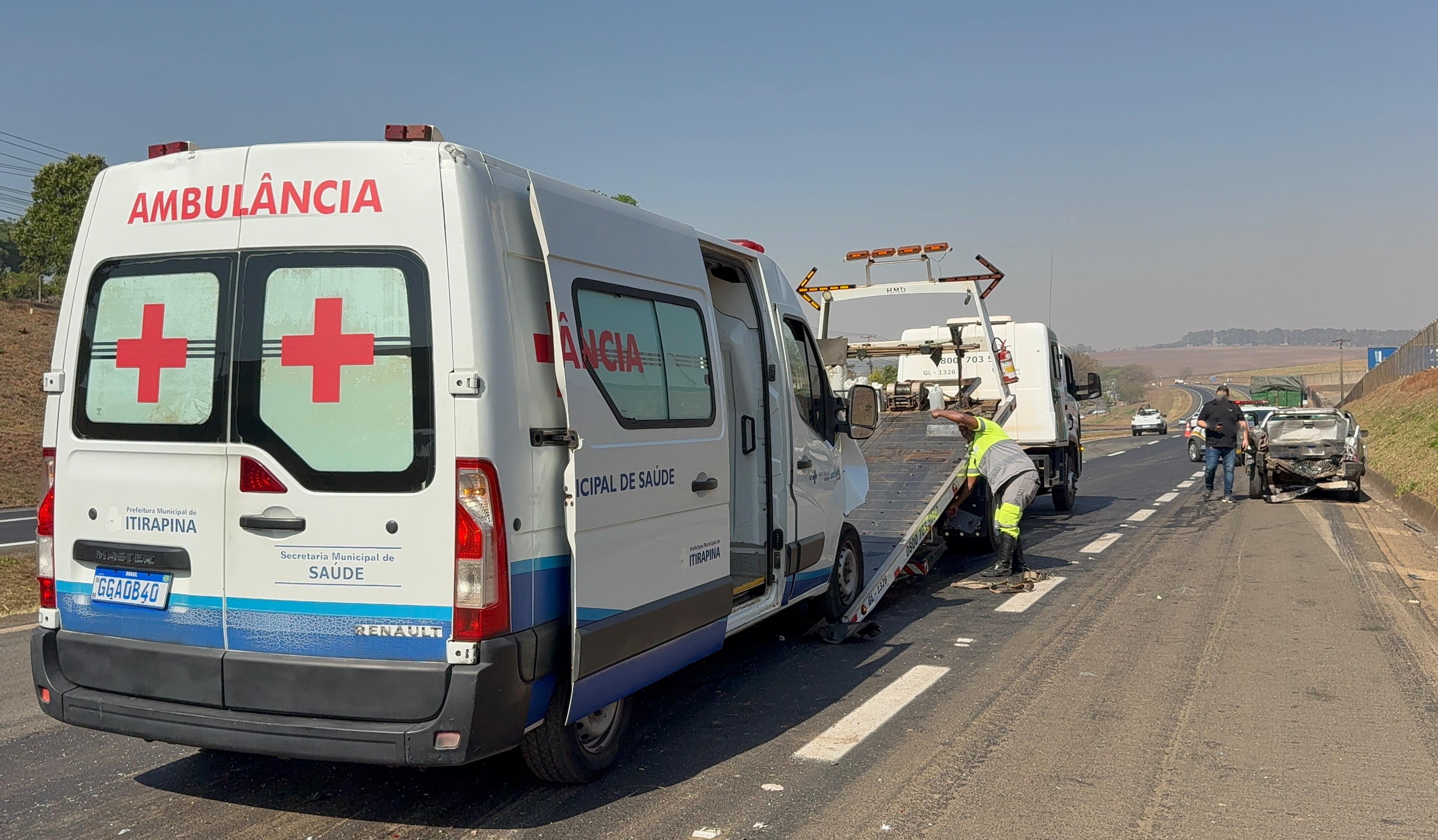 Engavetamento entre ambulância, picape e reboque deixa 5 feridos em rodovia de Piracicaba 