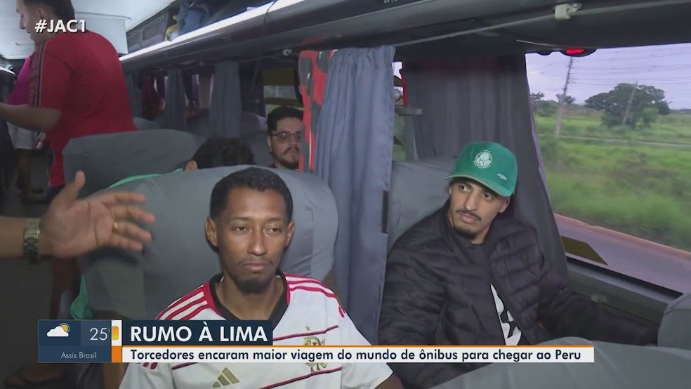 Cada setor do ônibus foi destinado a uma torcida, mas a rivalidade deu lugar à união — Foto: Reprodução/Rede Amazônica Acre