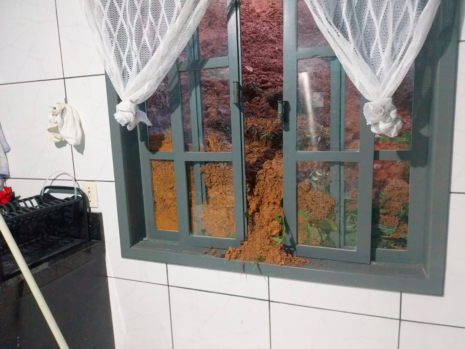 VÍDEO: chuvas derrubam casa, alagam ruas e cachoeira transborda em SC