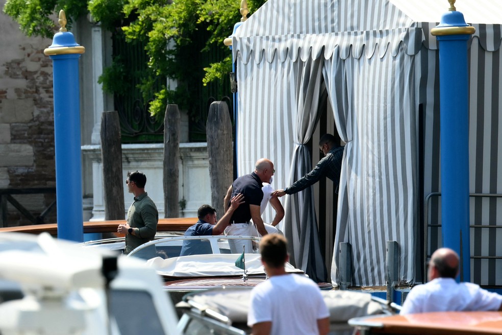 Jeff Bezos chega de barco à entrada do Aman Hotel, em Veneza, onde se casará com Lauren Sánchez — Foto: Marco Bertorello/AFP