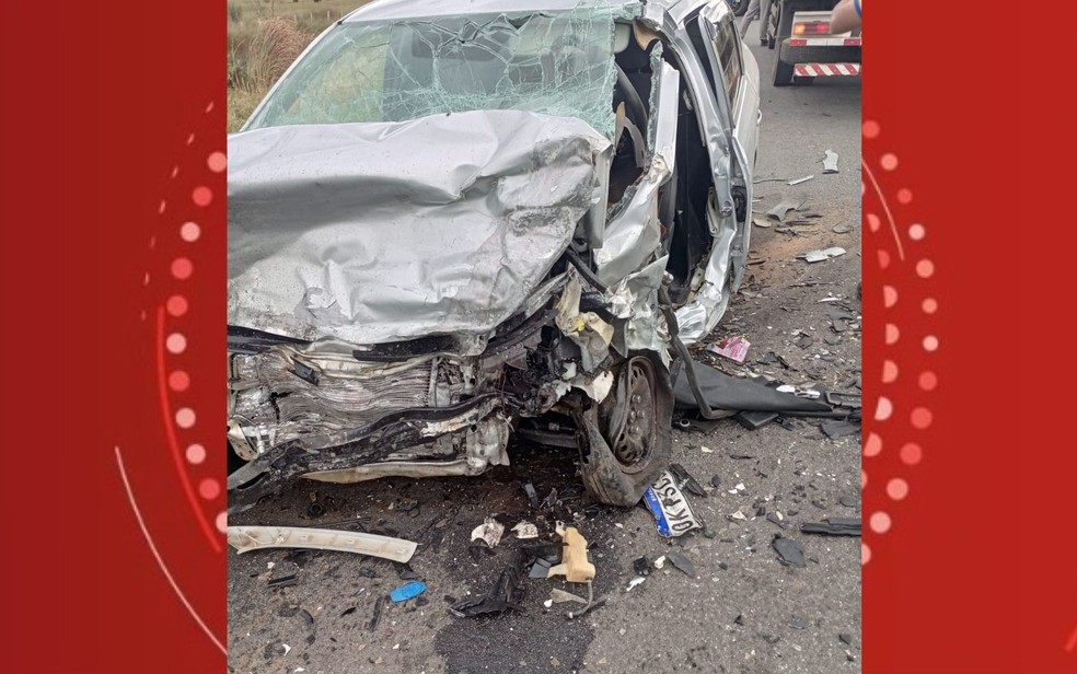 Cinco pessoas morrem aps batida entre dois carros na Bahia — Foto: Reproduo/Redes Sociais