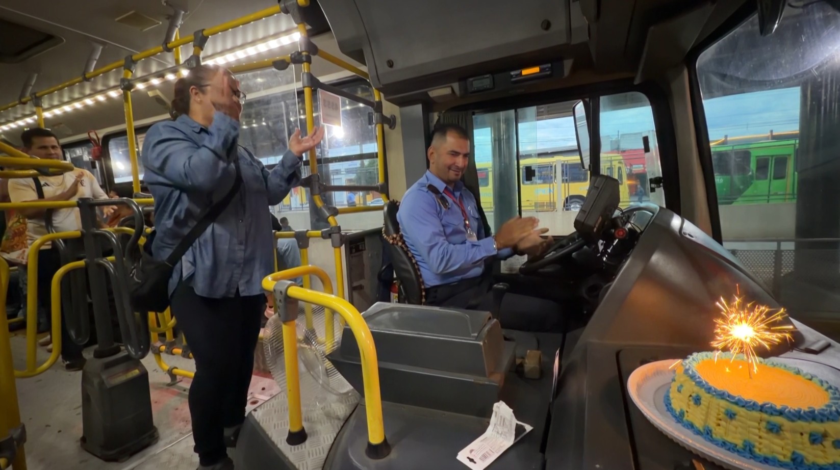 Passageiros celebram aniversário de motorista de ônibus em Londrina