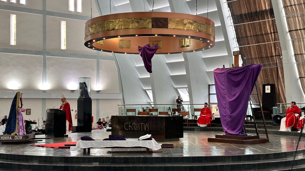 Celebração da Sexta-feira da Paixão na Catedral Metropolitana de Natal em 2024 — Foto: Kleber Teixeira/Inter TV Cabugi