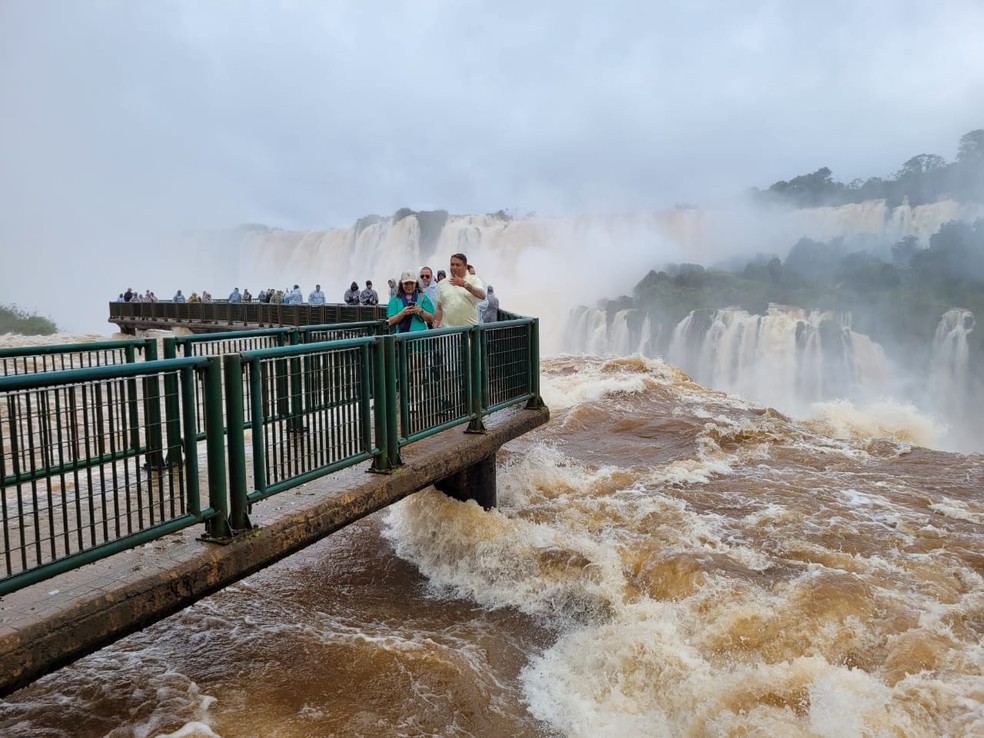 Vazão das Cataratas do Iguaçu atinge 9 milhões de litros de água por segundo; fluxo normal é de 1,5 milhão — Foto: Mauricio Freire/RPC Foz do Iguaçu 