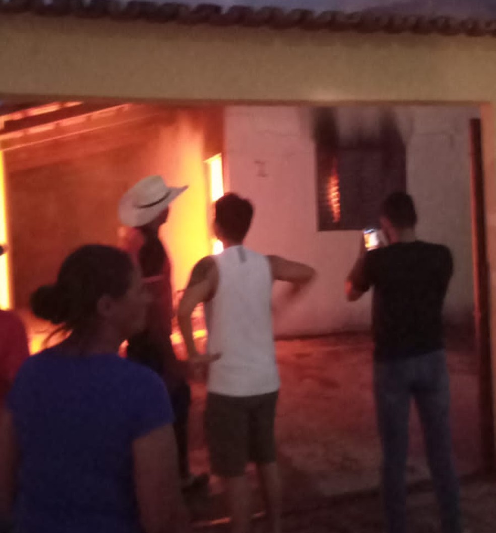Casa fica destruída depois de ser atingida por incêndio em Unaí — Foto: Corpo de Bombeiros/divulgação