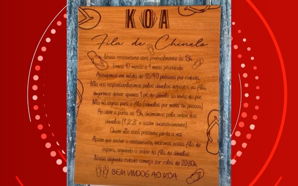 Na porta do restaurante há uma placa explicando a fila de chinelos — Foto: Redes sociais