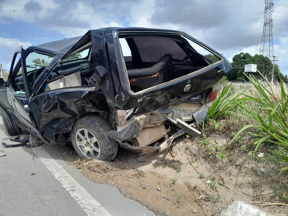 Três pessoas ficam feridas em acidente entre dois carros na BR-304 em Macaíba — Foto: Thiago César/Inter TV Cabugi