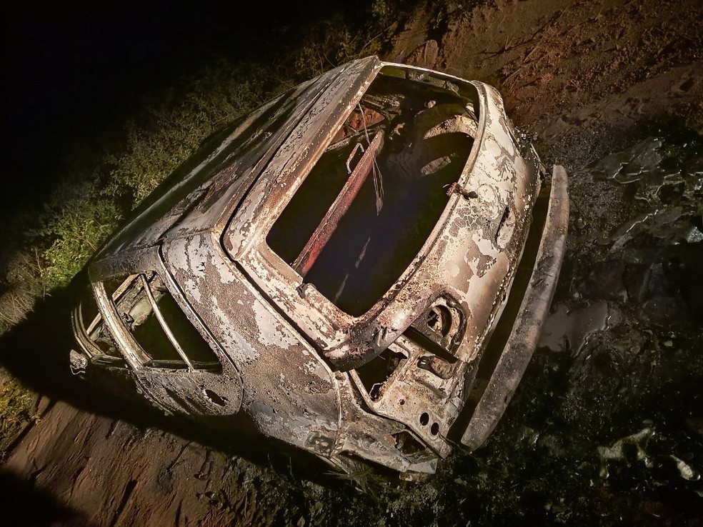 Carro encontrado incendiado na zona rural de Mossoró — Foto: Passando na Hora