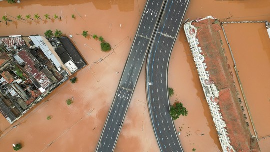 Porto Alegre inundada: chuva dá trégua, mas nível do Guaíba não cai - Foto: (REUTERS/Renan Mattos)