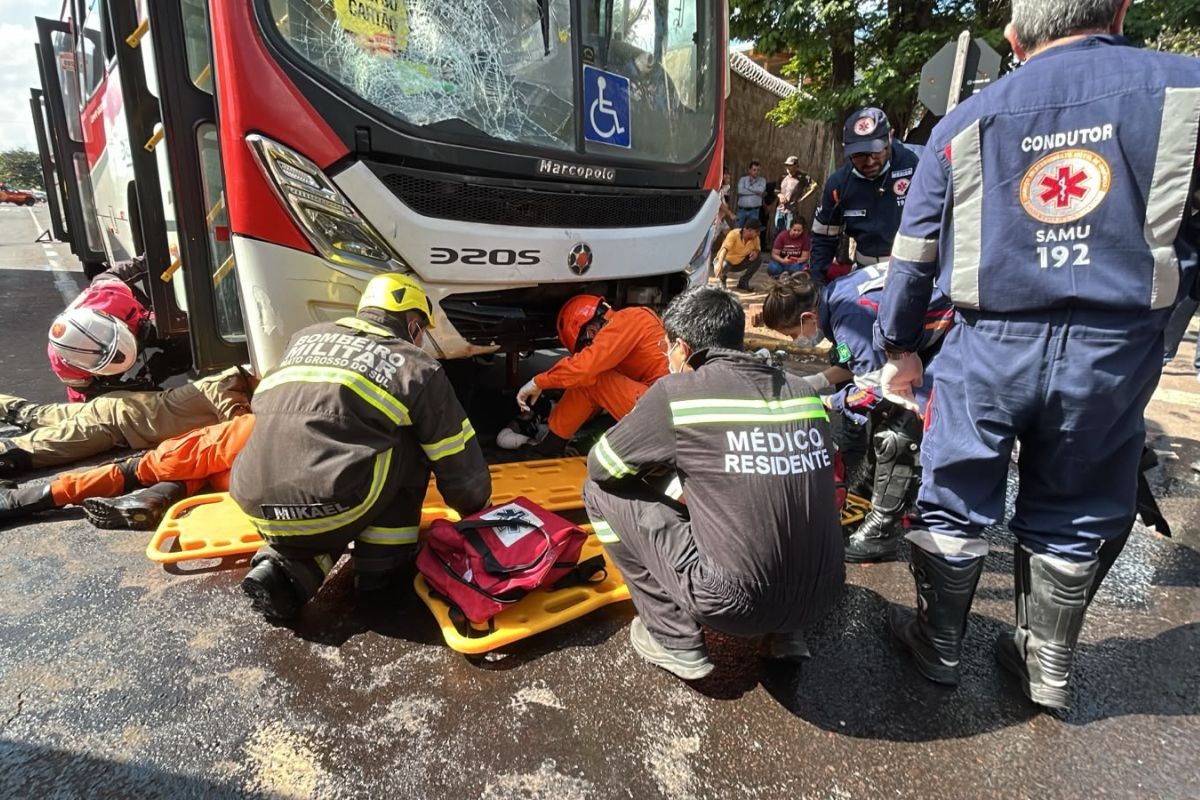 Motociclista morre após ser arrastada e ficar presa embaixo de ônibus em Campo Grande