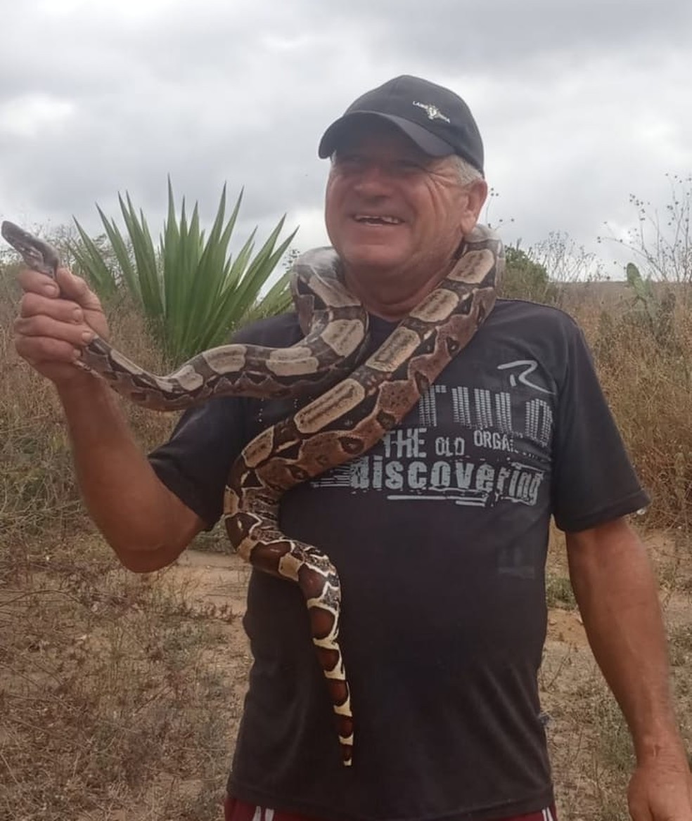 Otaviano Pereira foi quem resgatou a cobra de posto de saúde em Campina Grande — Foto: Reprodução/Arquivo Pessoal/Otaviano Pereira