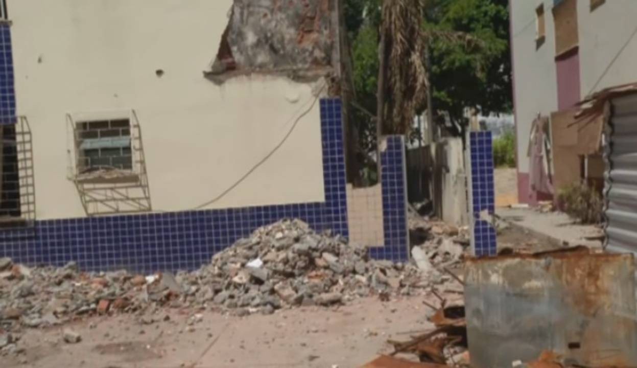 Demolição de áreas instáveis de prédio que pegou fogo após explosão de gás começa em Salvador 