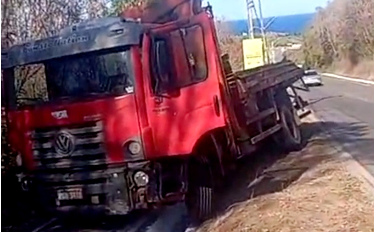Caminhão carregado com areia e brita tomba e cai em vala na rodovia de Fernando de Noronha