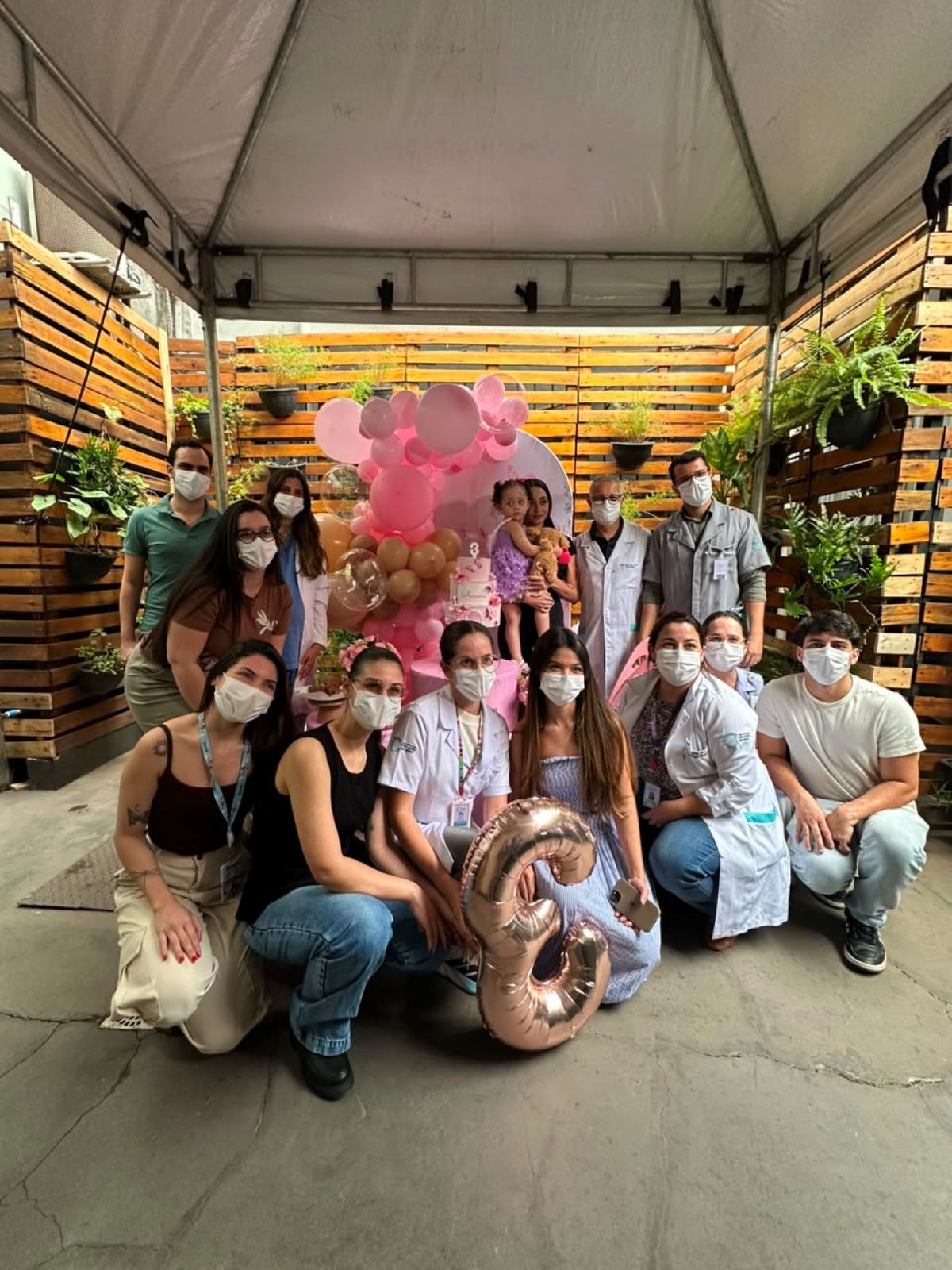 VÍDEO: Menina que vive em hospital desde o nascimento ganha festa de aniversário em Divinópolis