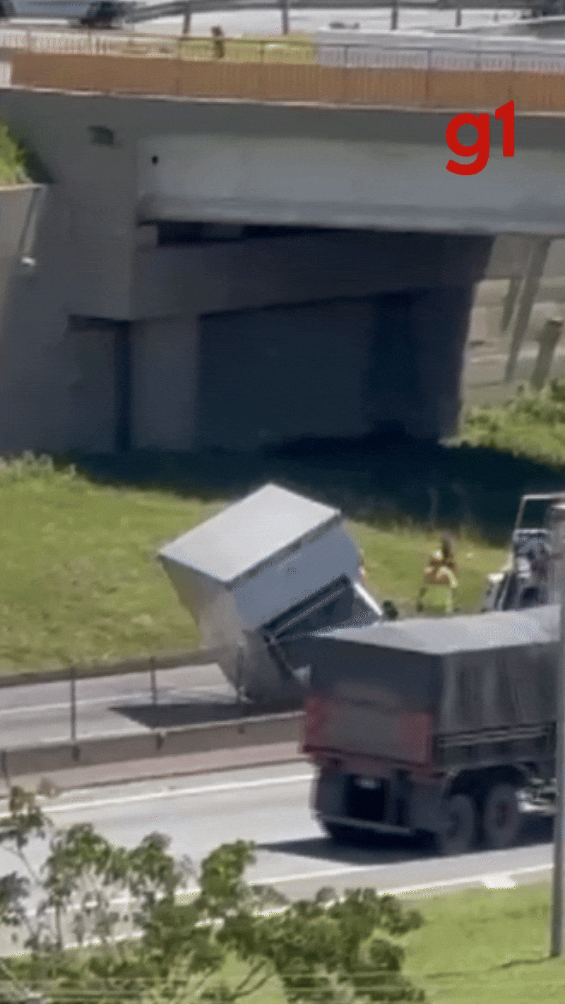 Carreta carregada com vidro e peças metálicas é destombada após acidente na Dutra, em Taubaté