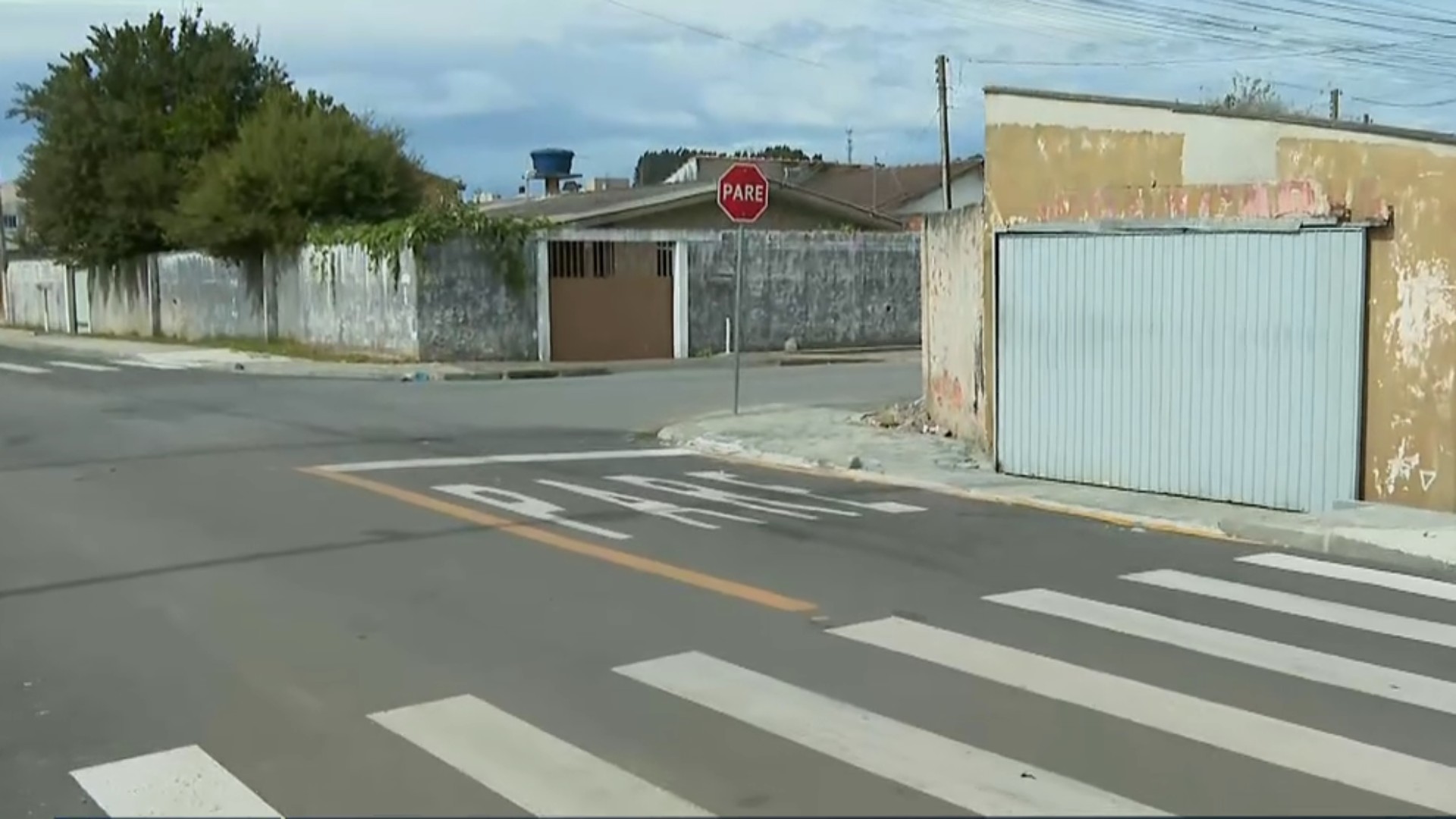 Pela terceira vez, sinalização é pintada com erro e orienta que motoristas parem em cima da faixa de pedestres no Paraná