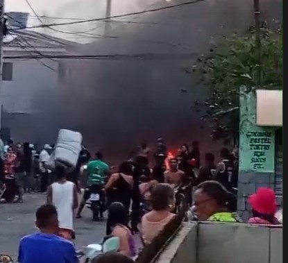 Moradores bloqueiam vias em protesto após jovem ser baleado, em João Pessoa