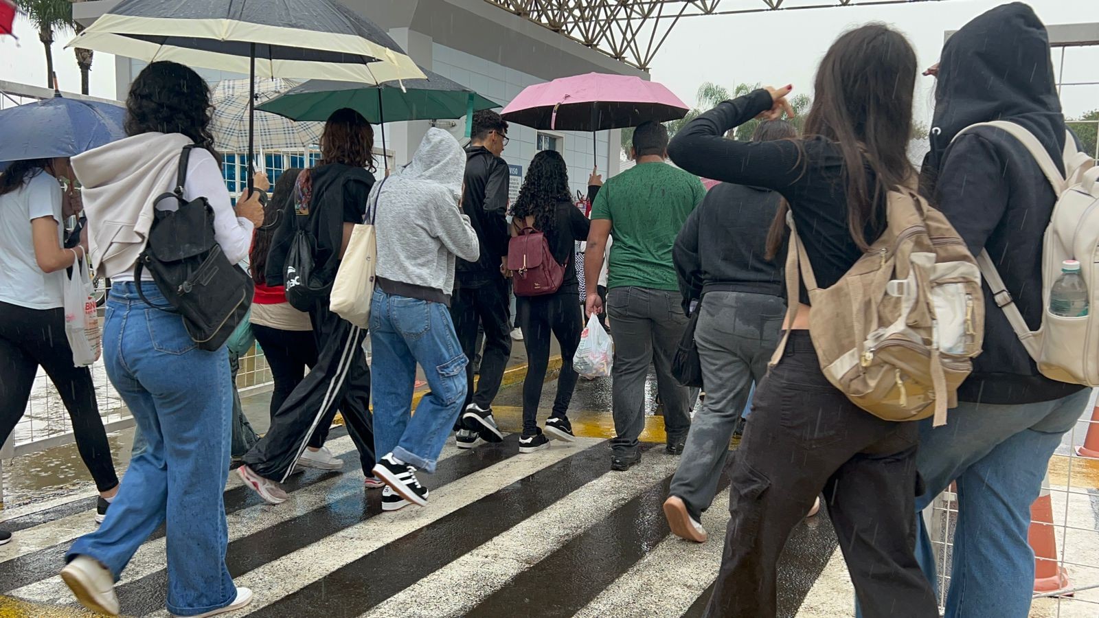 FOTOS do 2º dia do Enem 2025: candidatos enfrentam chuva em São Carlos